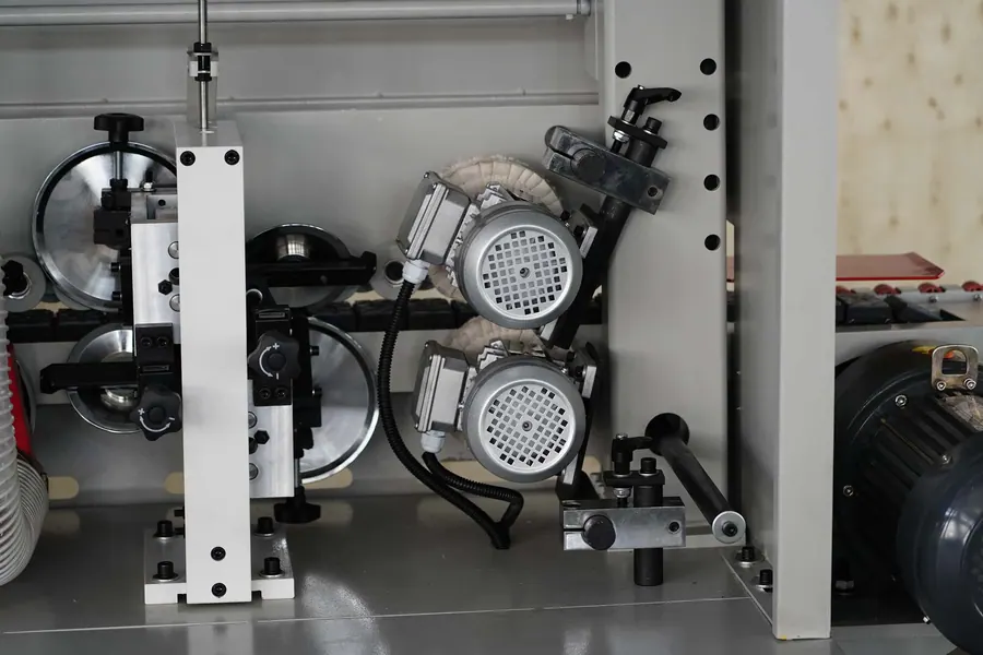 Кромкооблицовочный станок ZD700