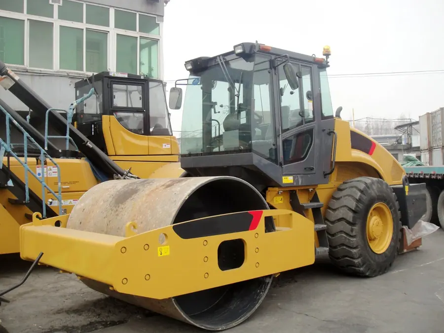 Дорожный каток XS143