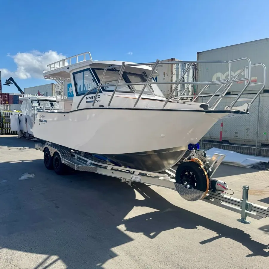 Лодка Hunter 720